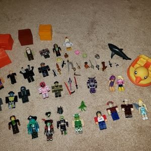 Roblox figurines with accessories